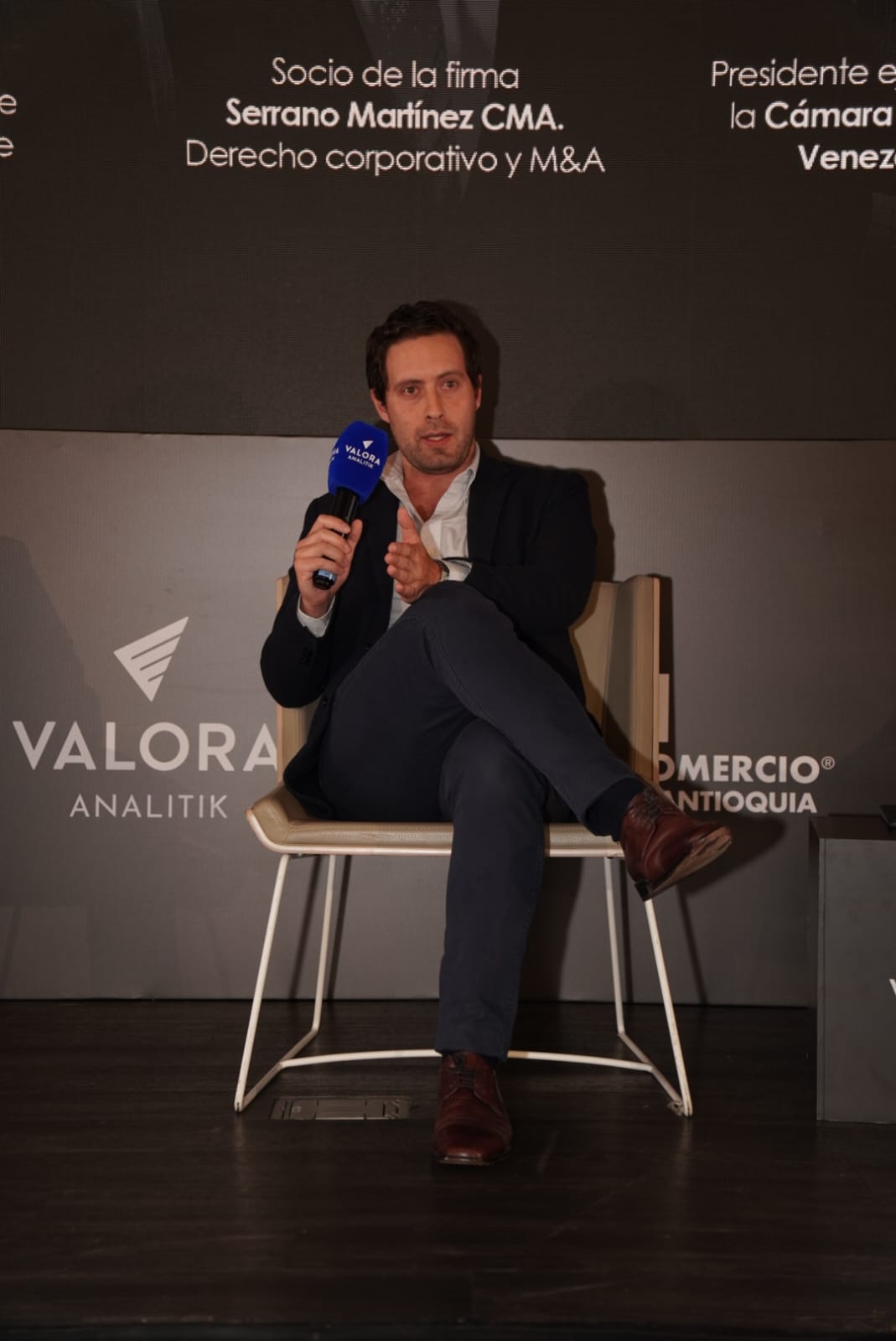Participación de Alejandro en panel